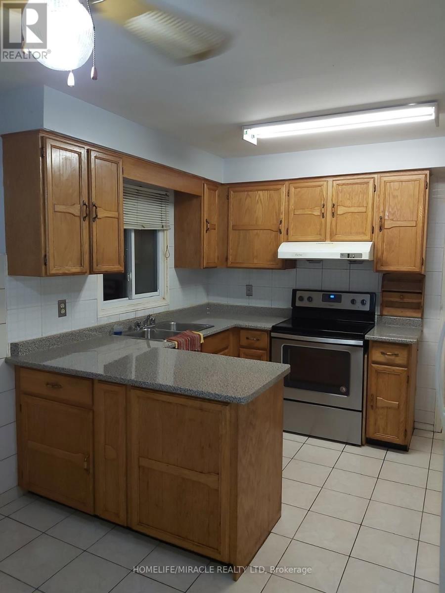 154 Torrance Wood, Brampton, Ontario  L6Y 4K2 - Photo 2 - W12715602