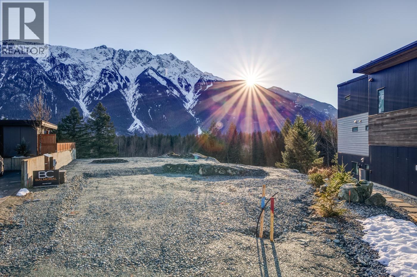 1770 Pinewood Drive, Pemberton, British Columbia  V0N 2L3 - Photo 2 - R3081711