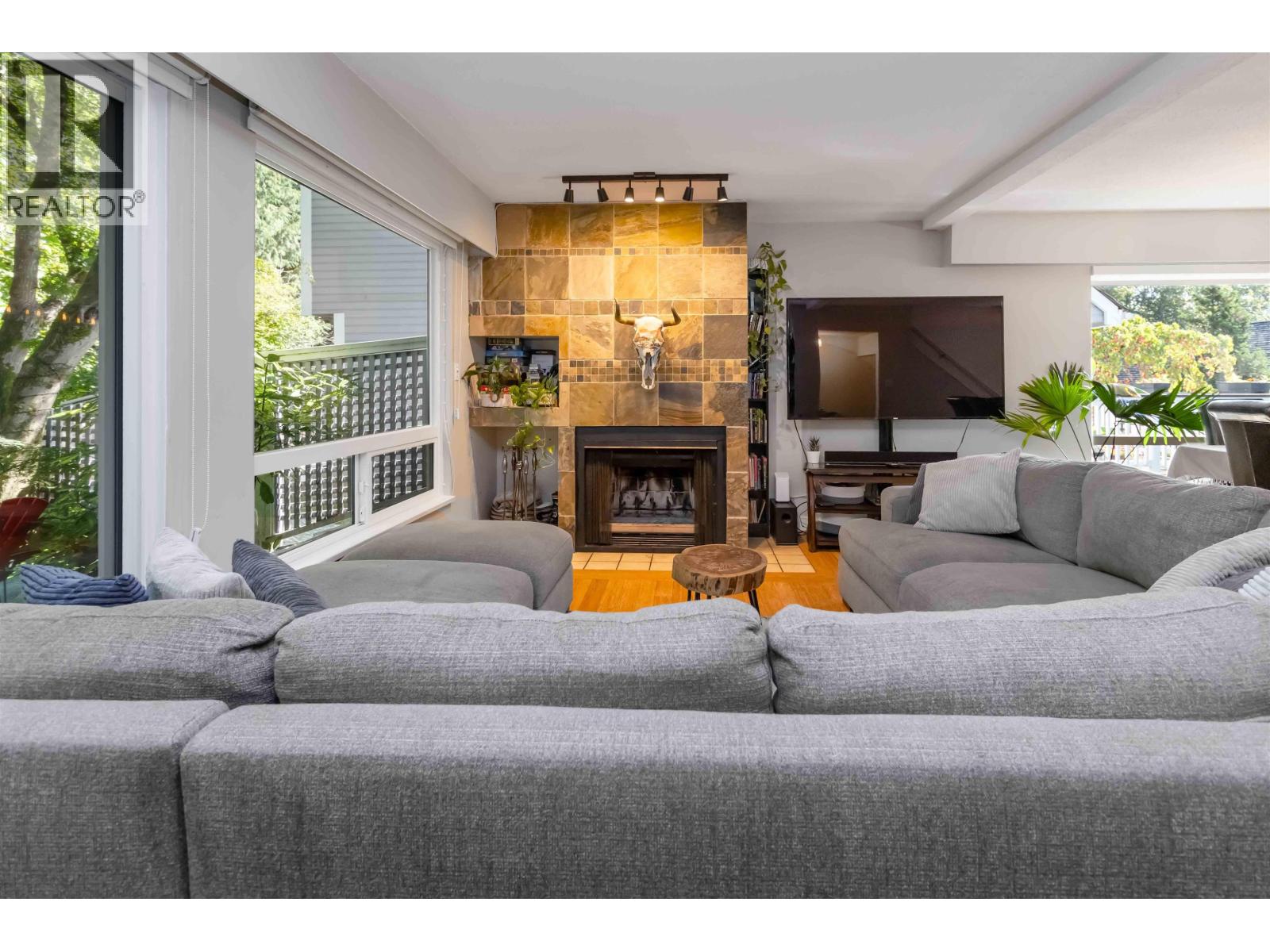 8187 Forest Grove Drive, Burnaby, British Columbia  V5A 4H5 - Photo 2 - R3081665