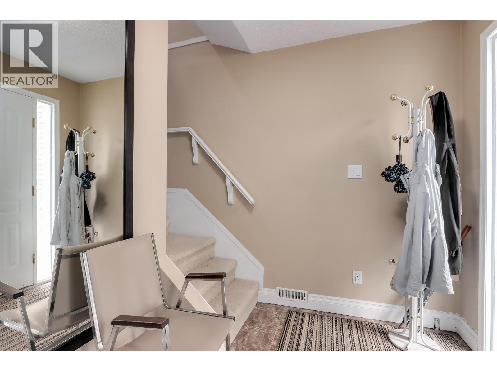 6525 Denbigh Avenue, Burnaby, British Columbia  V5H 3R7 - Photo 2 - R3081484