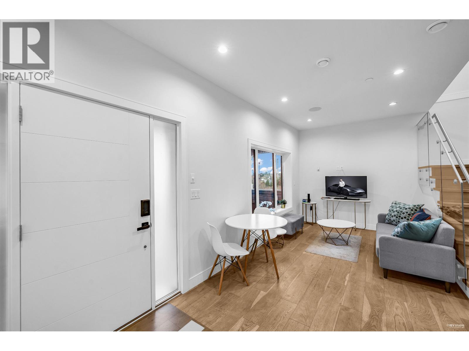 3433 Dundas Street, Vancouver, British Columbia  V5K 1R9 - Photo 2 - R3081598