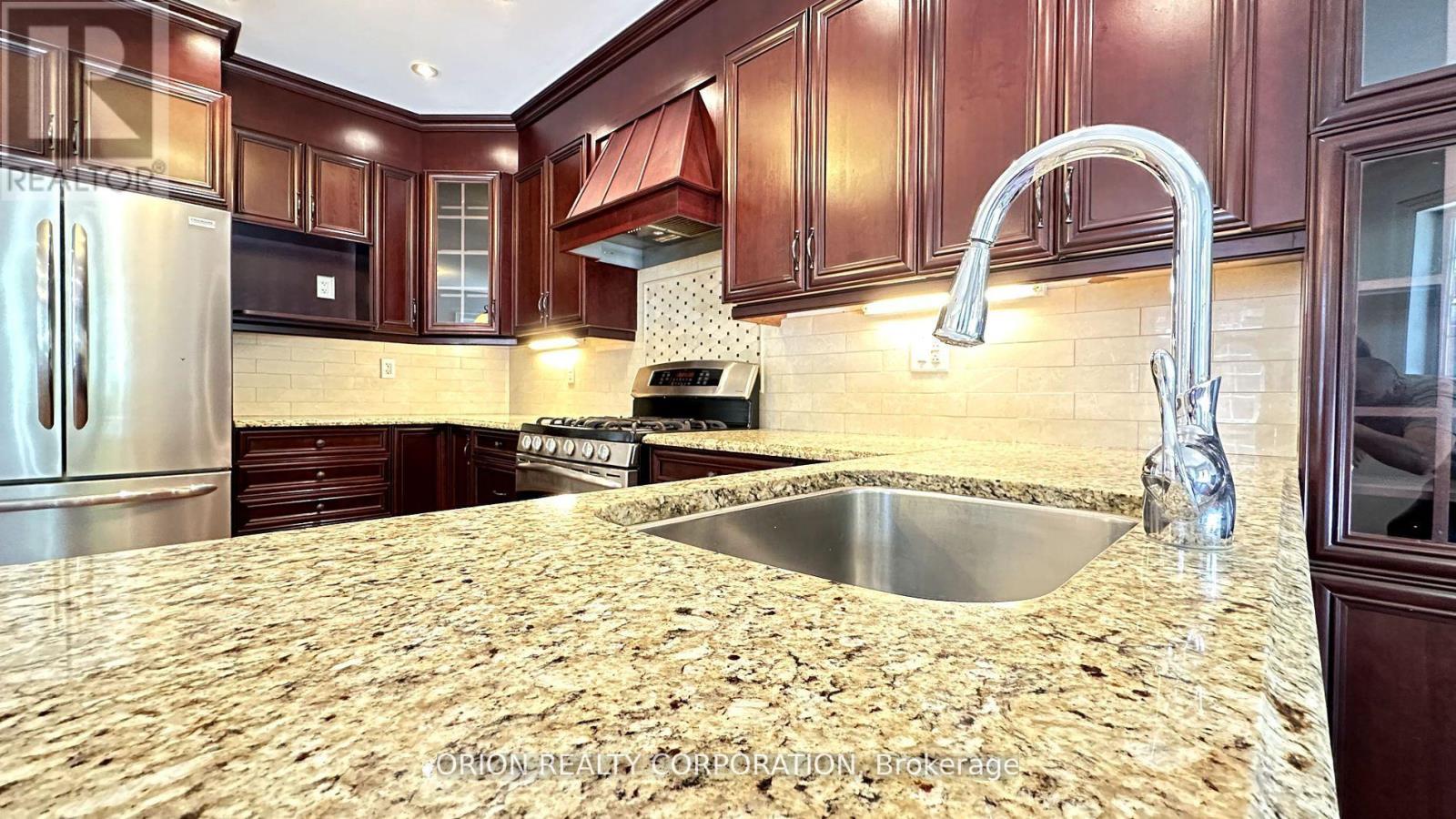 20 Holgate Street, Barrie, Ontario  L4N 2T5 - Photo 6 - S12715738