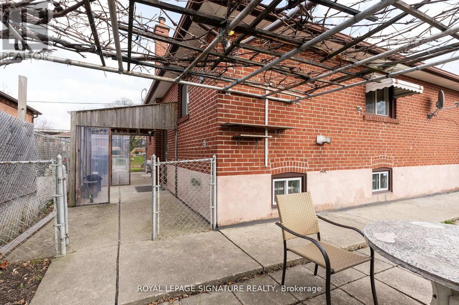 Bsmt - 2 Clevedon Street, Toronto, Ontario  M3M 1M4 - Photo 21 - W12715706