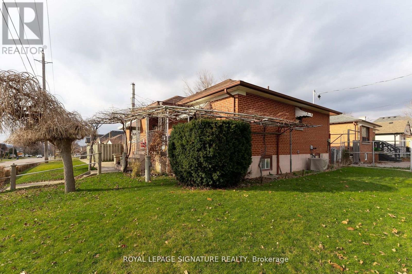 Bsmt - 2 Clevedon Street, Toronto, Ontario  M3M 1M4 - Photo 23 - W12715706