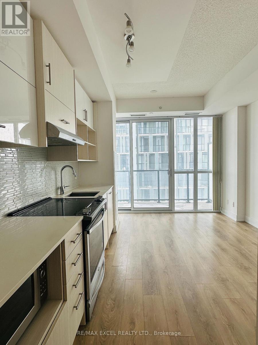 <div class="slider-price">$430,000</div><p>1309 - 128 Fairview Mall Drive, Toronto, Ontario</p>