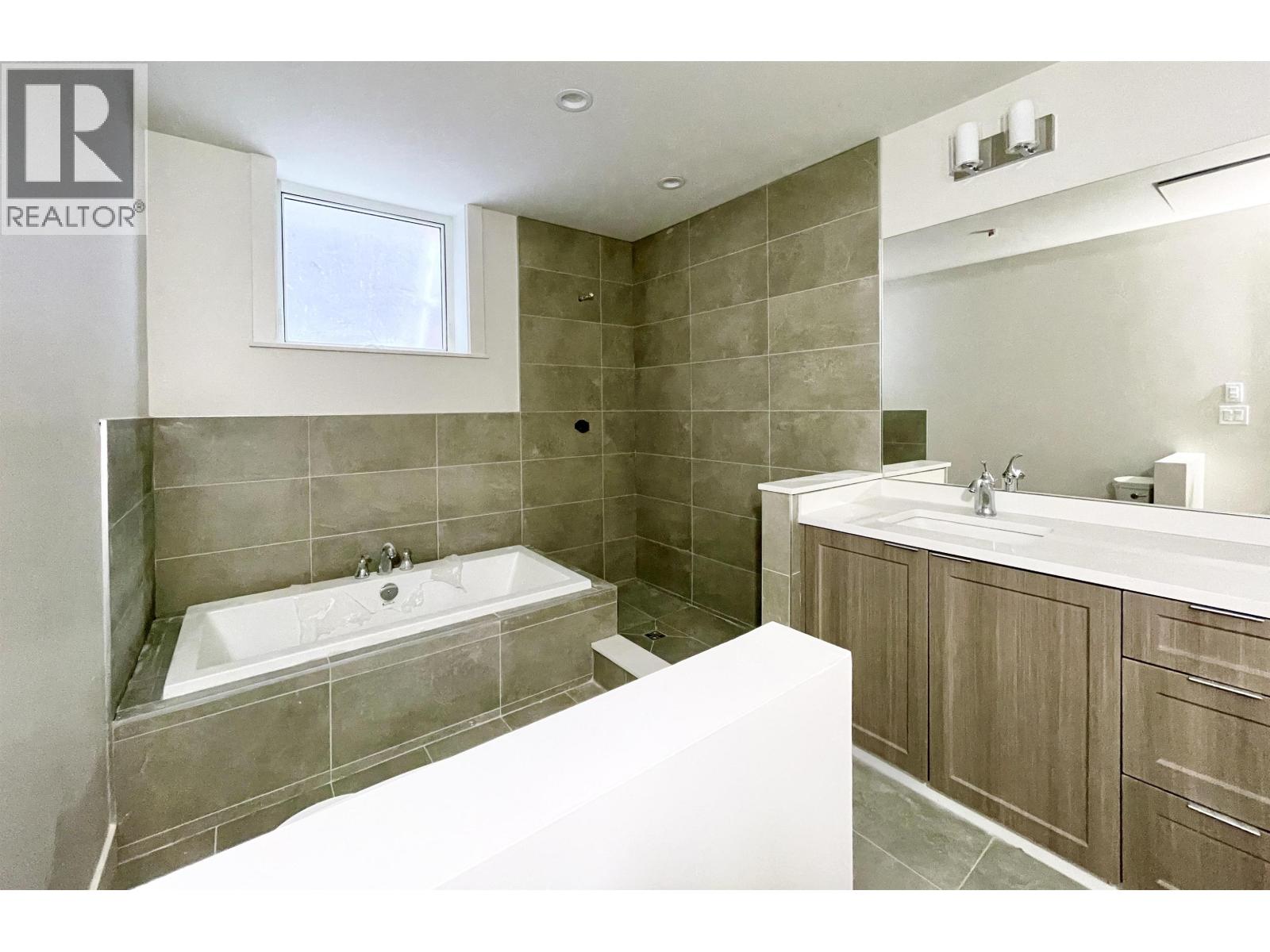 10102 464 Eaglecrest Drive, Gibsons, British Columbia  V0N 1V9 - Photo 9 - R3081737