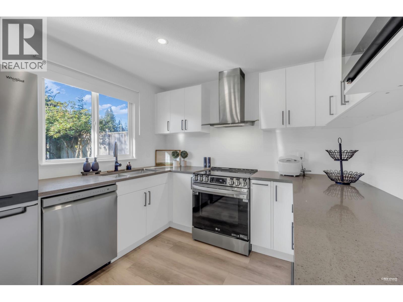 642 Lost Lake Drive, Coquitlam, British Columbia  V3C 5G3 - Photo 11 - R3081706