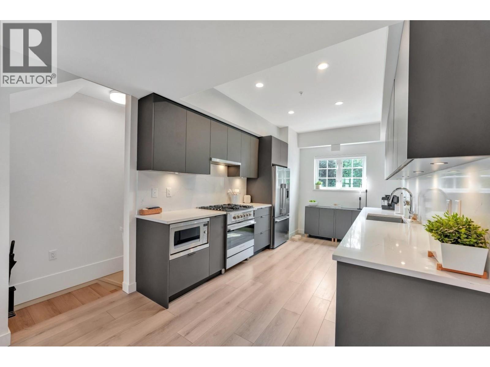 207 678 Fairview Street, Coquitlam, British Columbia  V3J 0N1 - Photo 2 - R3048905