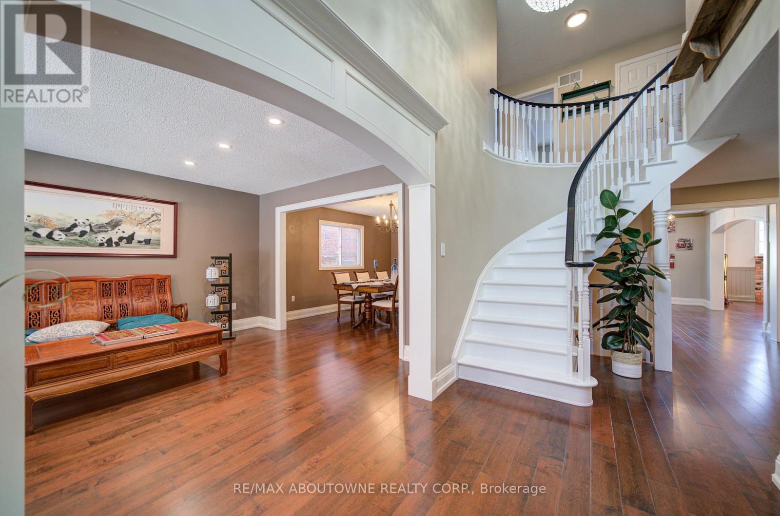 2193 Meadowland Drive, Oakville, Ontario  L6H 6H2 - Photo 6 - W12715816