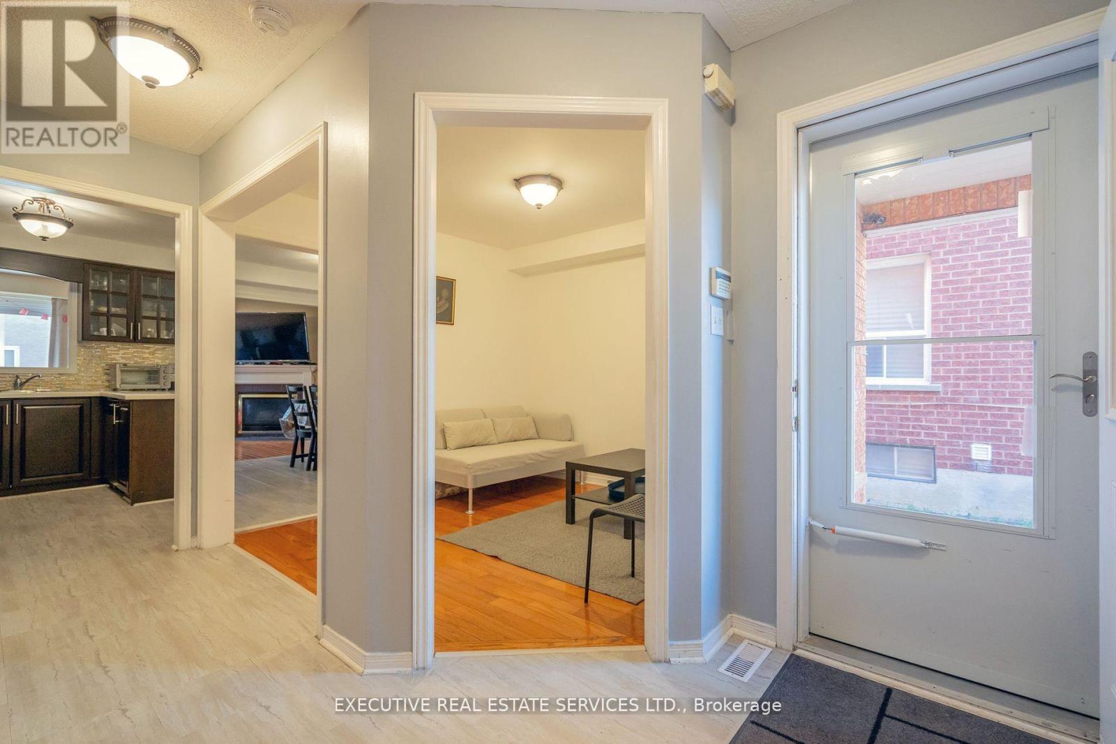 3873 Densbury Drive, Mississauga, Ontario  L5N 6Y9 - Photo 10 - W12715848