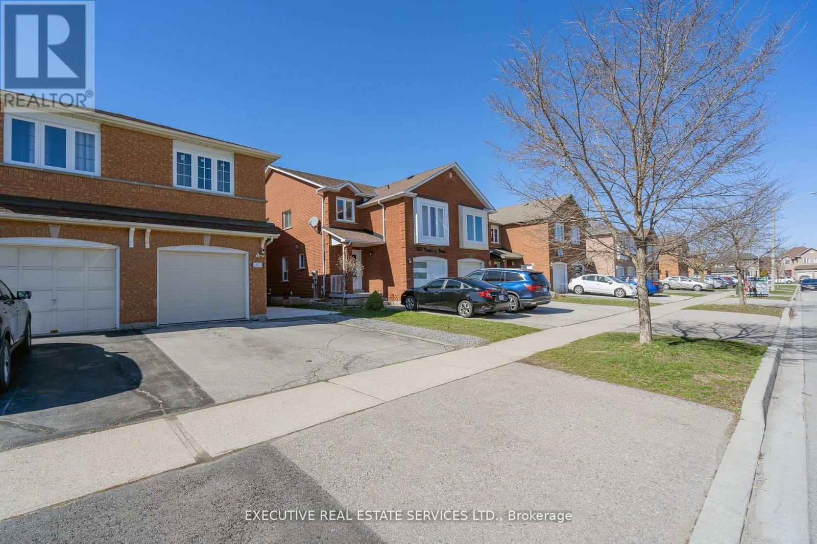 3873 Densbury Drive, Mississauga, Ontario  L5N 6Y9 - Photo 5 - W12715848