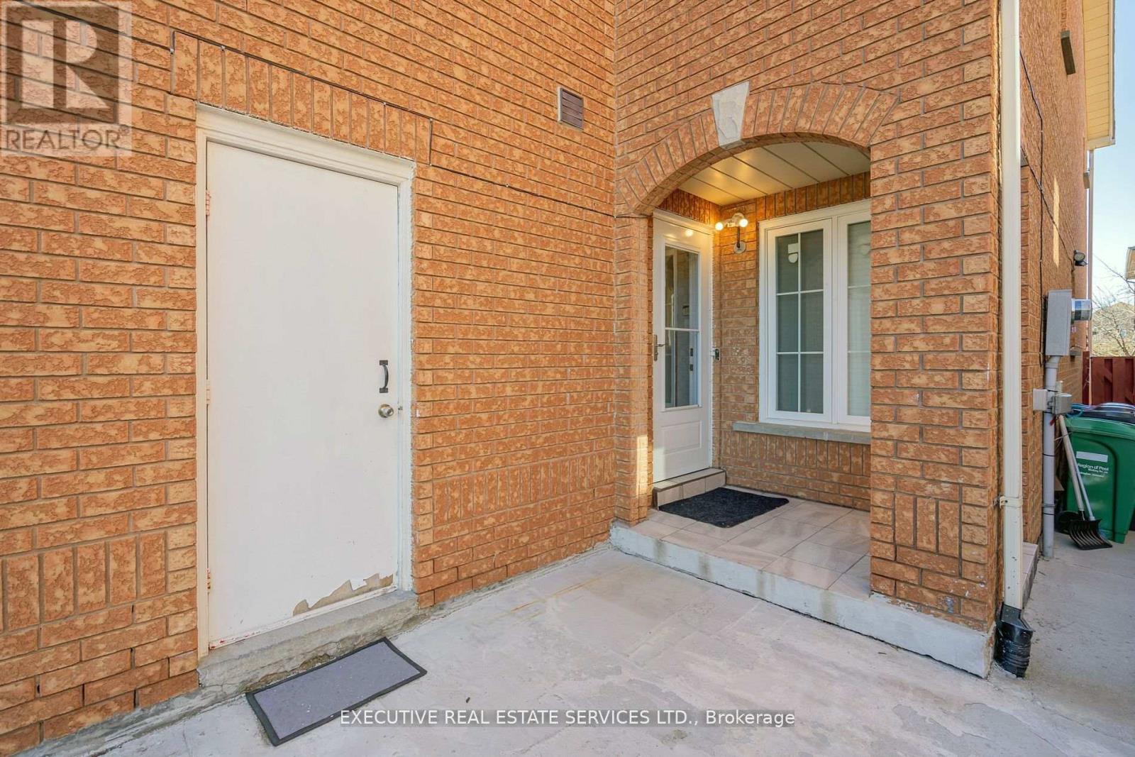 3873 Densbury Drive, Mississauga, Ontario  L5N 6Y9 - Photo 7 - W12715848