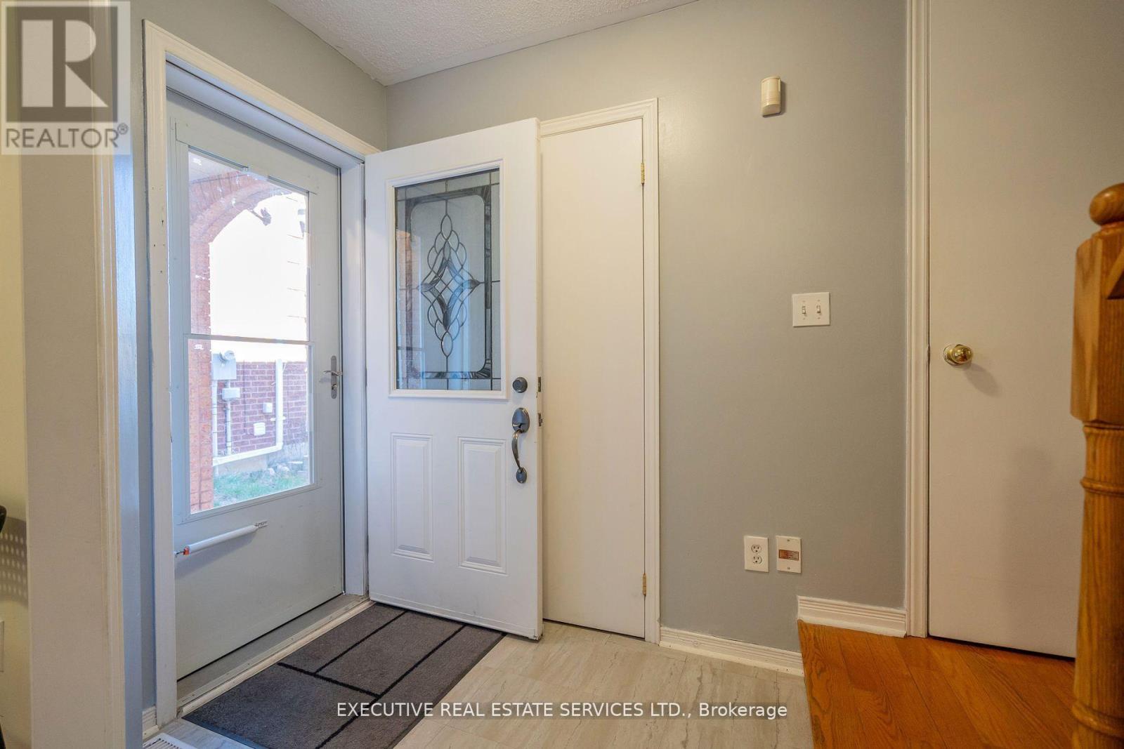 3873 Densbury Drive, Mississauga, Ontario  L5N 6Y9 - Photo 8 - W12715848