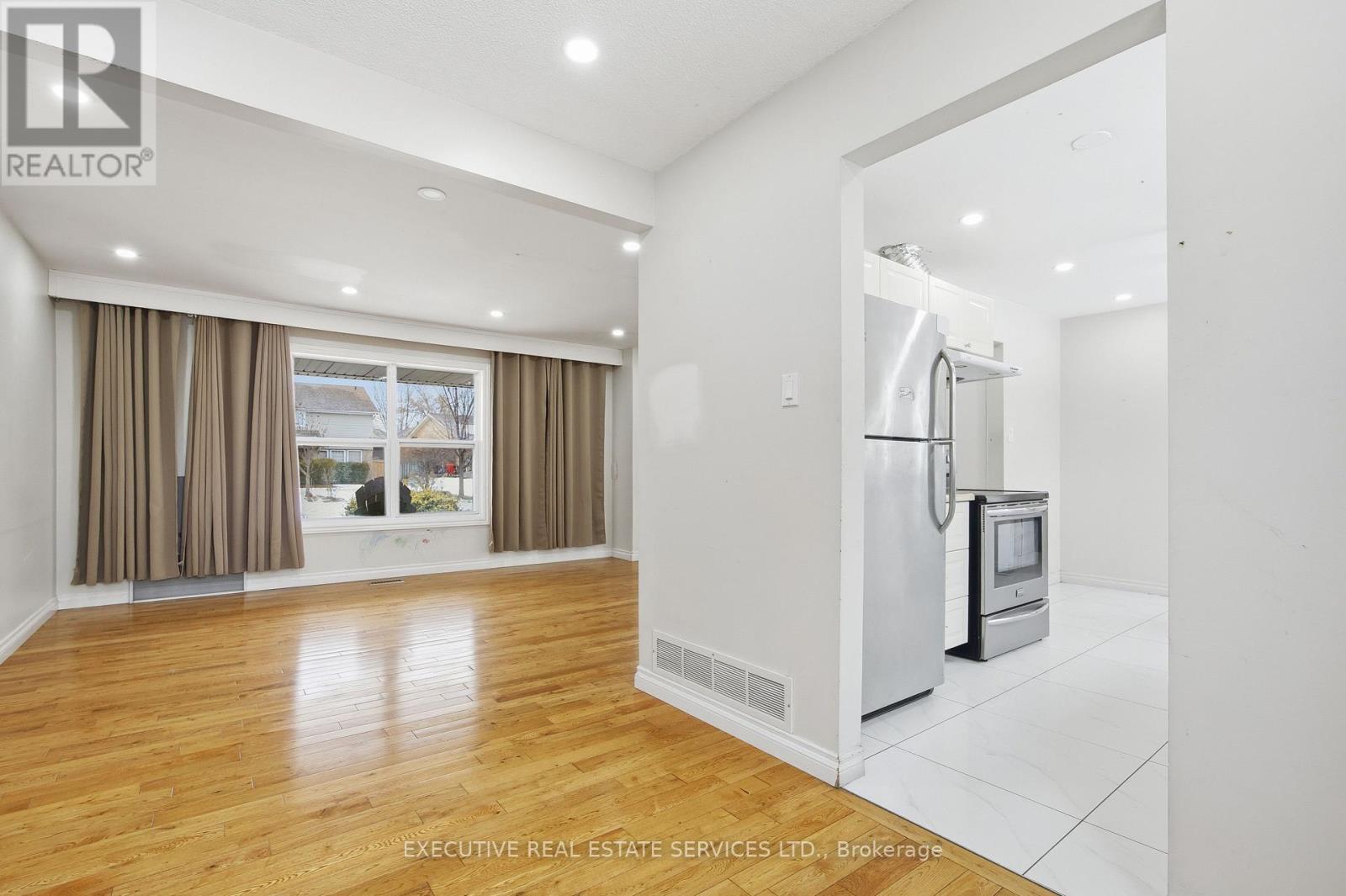 69 Lorraine Crescent, Brampton, Ontario  L6S 2R6 - Photo 11 - W12715856