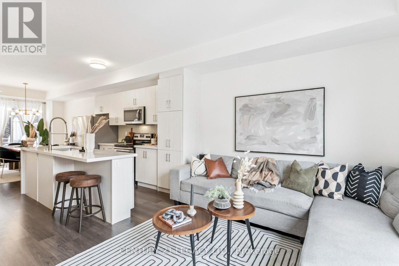 <div class="slider-price">$999,999</div><p>2 - 80 Eastwood Park Gardens, Toronto, Ontario</p>