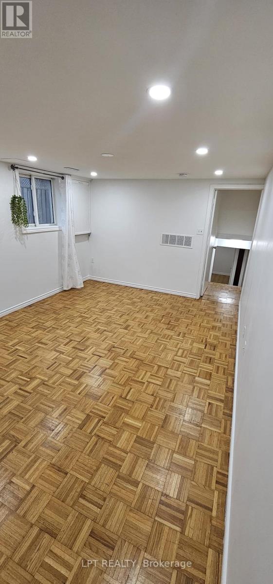 382 Pinemeadow Avenue, Mississauga, Ontario  L5B 2J9 - Photo 5 - W12651474