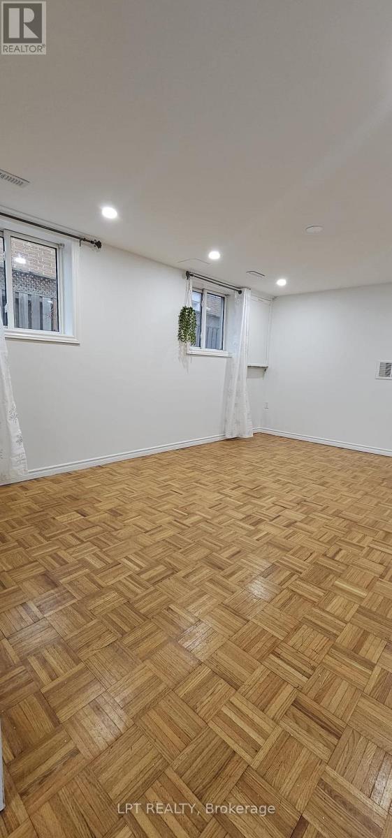 382 Pinemeadow Avenue, Mississauga, Ontario  L5B 2J9 - Photo 3 - W12651474