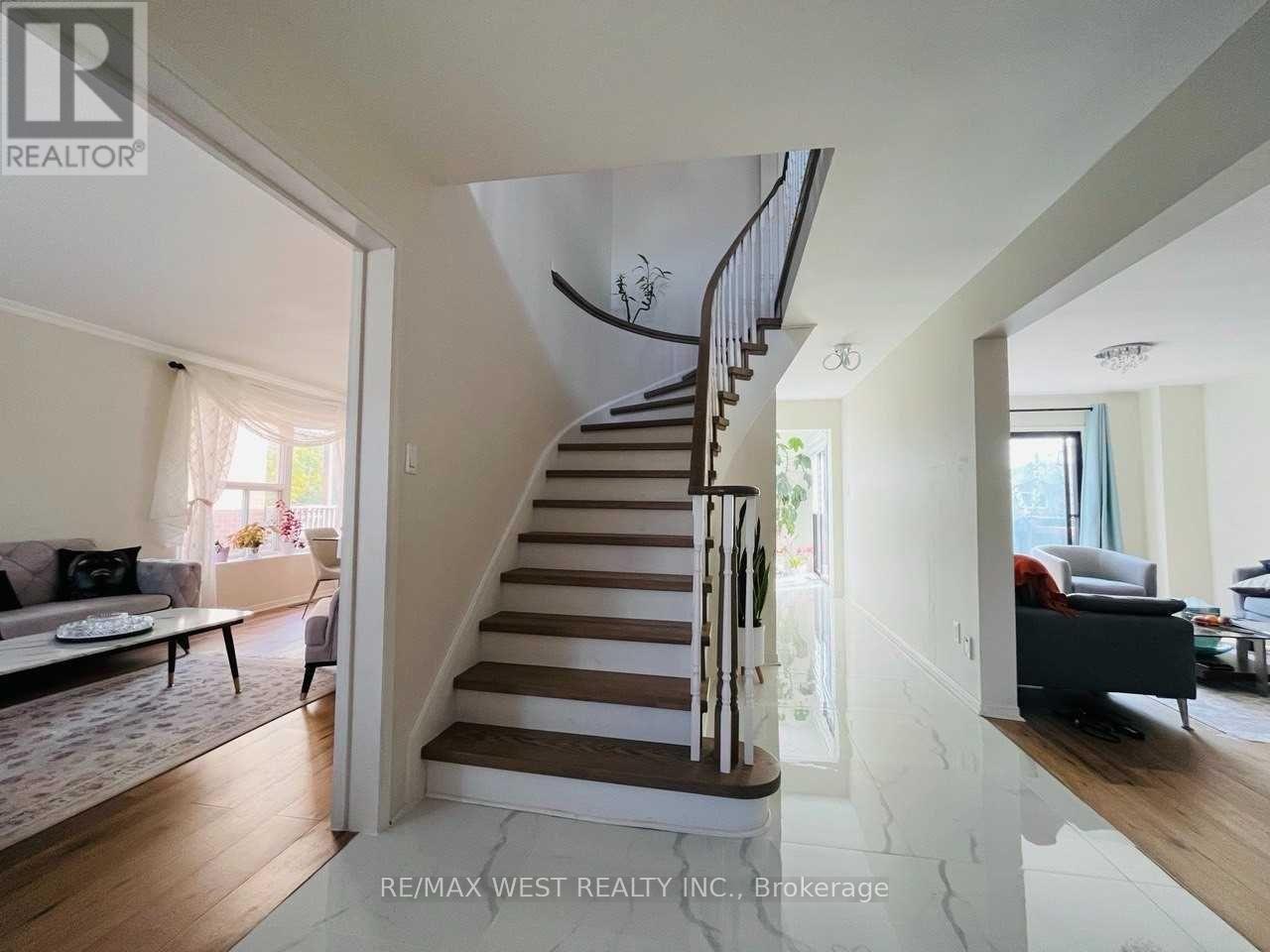 106 O'connor Crescent, Richmond Hill, Ontario  L4C 7N7 - Photo 2 - N12715872