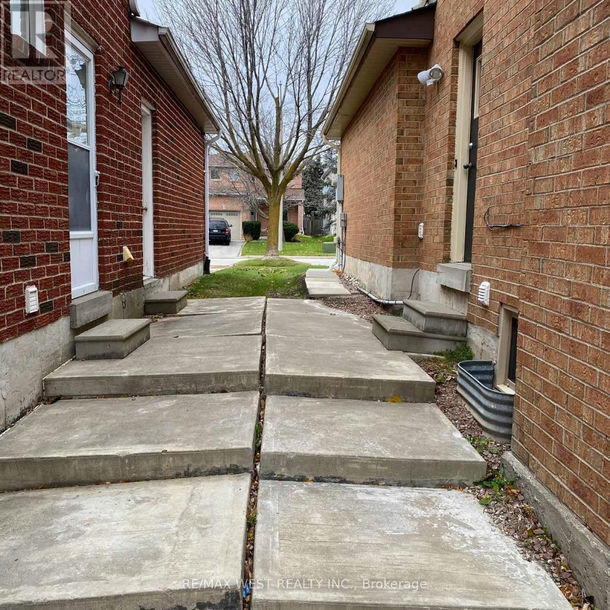 106 O'connor Crescent, Richmond Hill, Ontario  L4C 7N7 - Photo 34 - N12715872