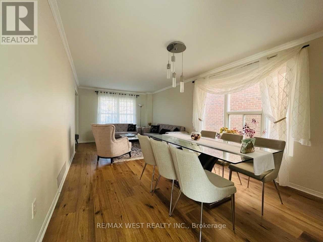 106 O'connor Crescent, Richmond Hill, Ontario  L4C 7N7 - Photo 4 - N12715872