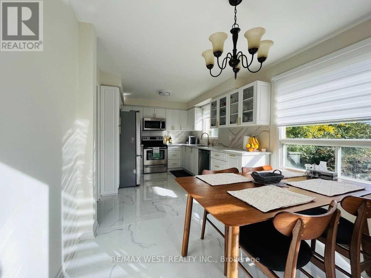 106 O'connor Crescent, Richmond Hill, Ontario  L4C 7N7 - Photo 8 - N12715872