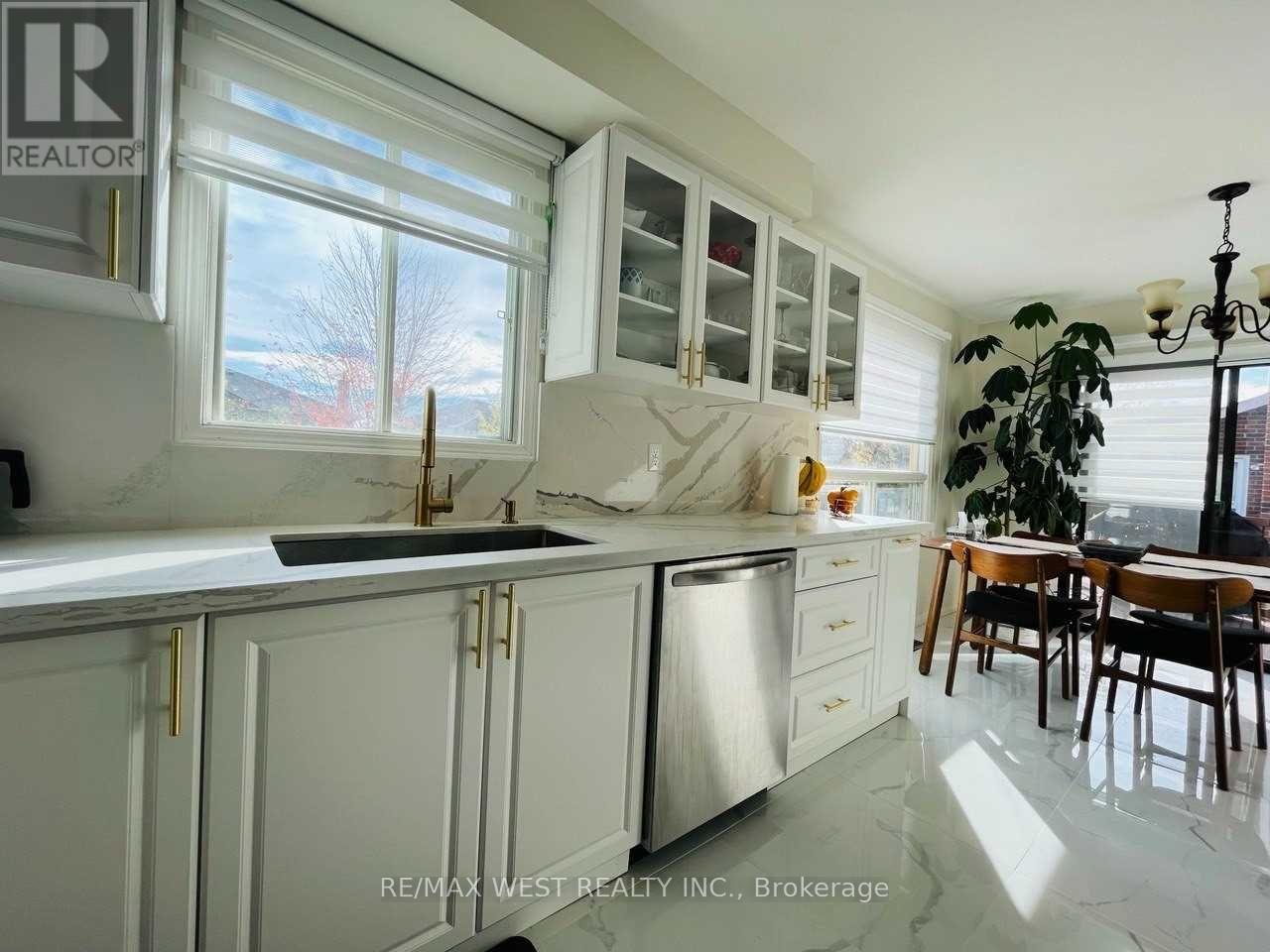 106 O'connor Crescent, Richmond Hill, Ontario  L4C 7N7 - Photo 9 - N12715872