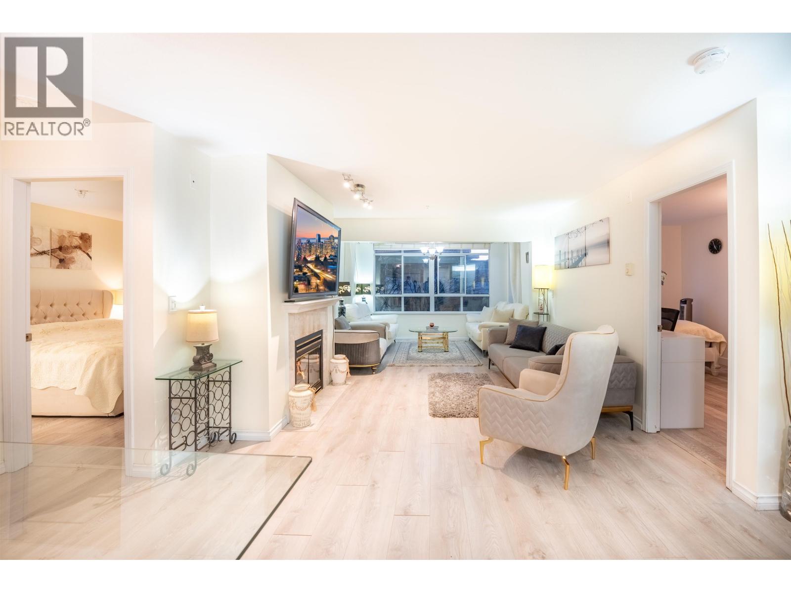 206 855 W 16TH STREET, North Vancouver, British Columbia