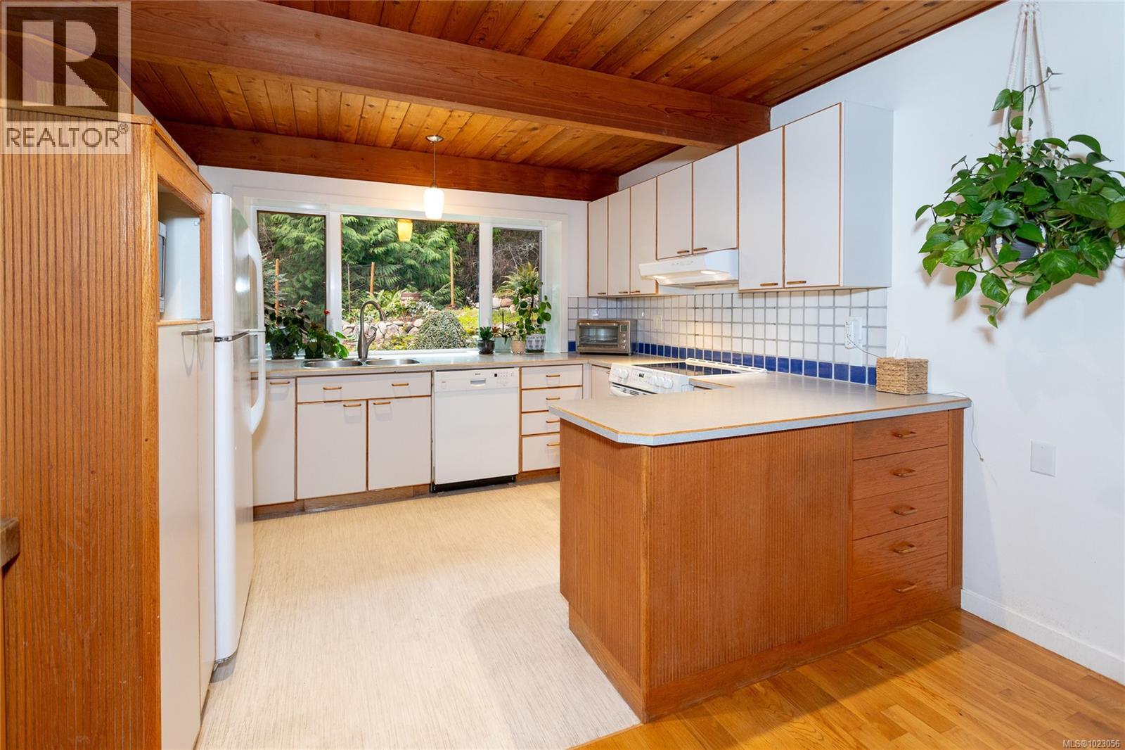 5150 Polson Terr, Saanich, British Columbia  V8Y 2C4 - Photo 14 - 1023056