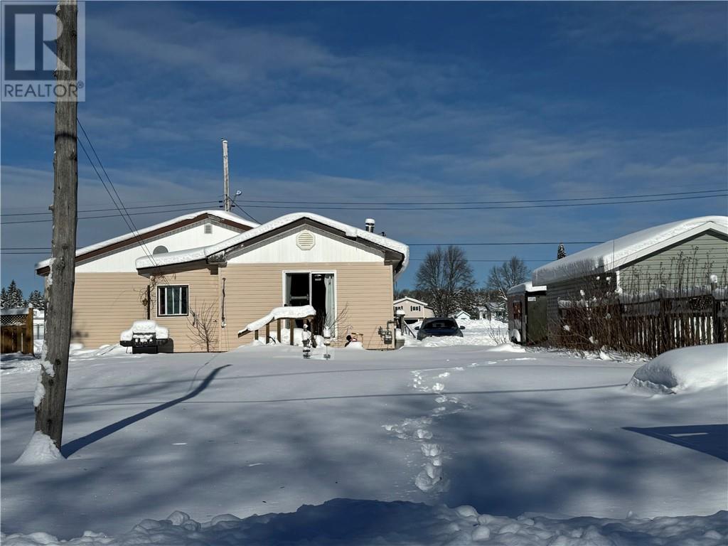 14 St. Thomas, Warren, Ontario