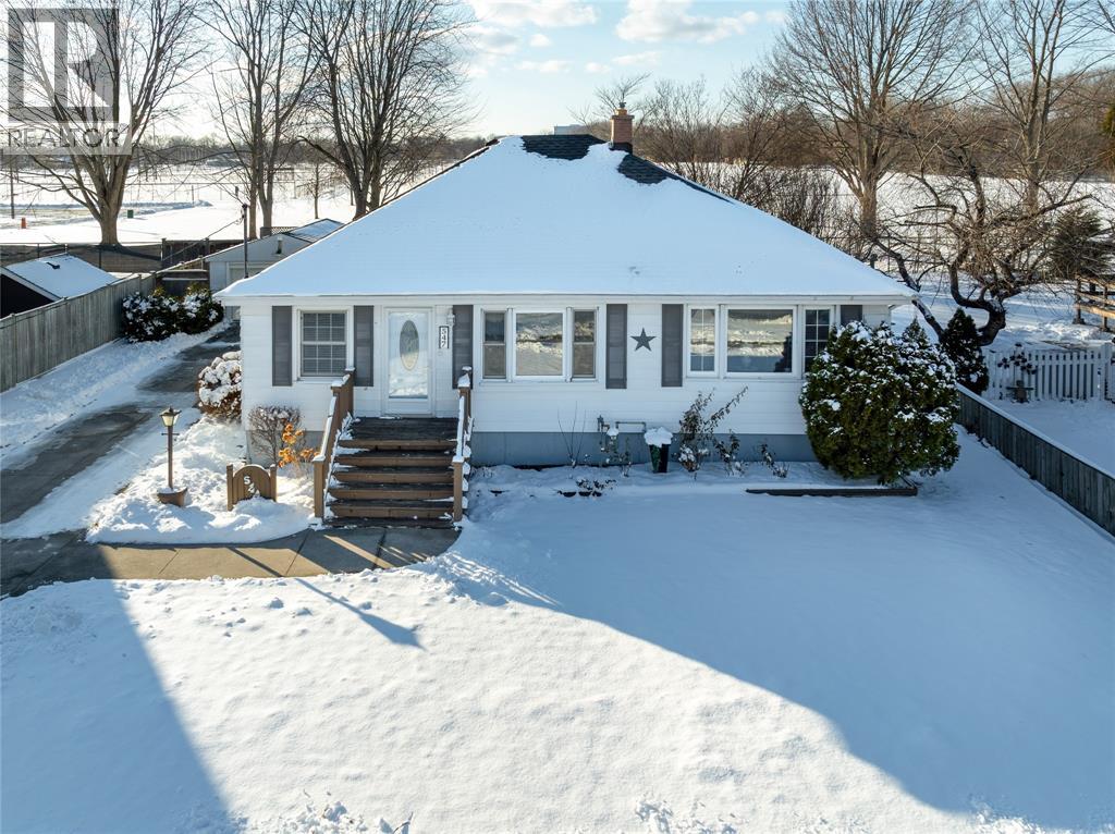 547 Superior Street, Sarnia, Ontario  N7T 7E7 - Photo 2 - 26001473