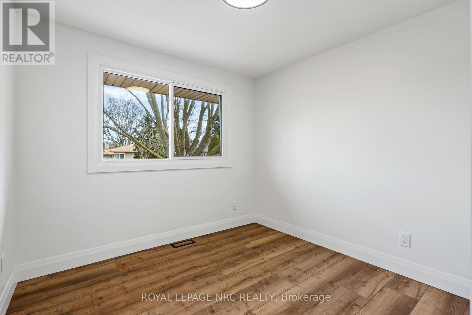 Upper - 4908 Pettit Avenue, Niagara Falls, Ontario  L2E 6L6 - Photo 20 - X12715964