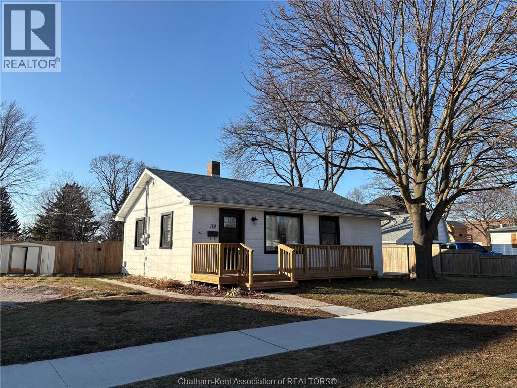 119 Lorne Avenue, Wallaceburg, Ontario  N8A 3Y9 - Photo 2 - 26000974