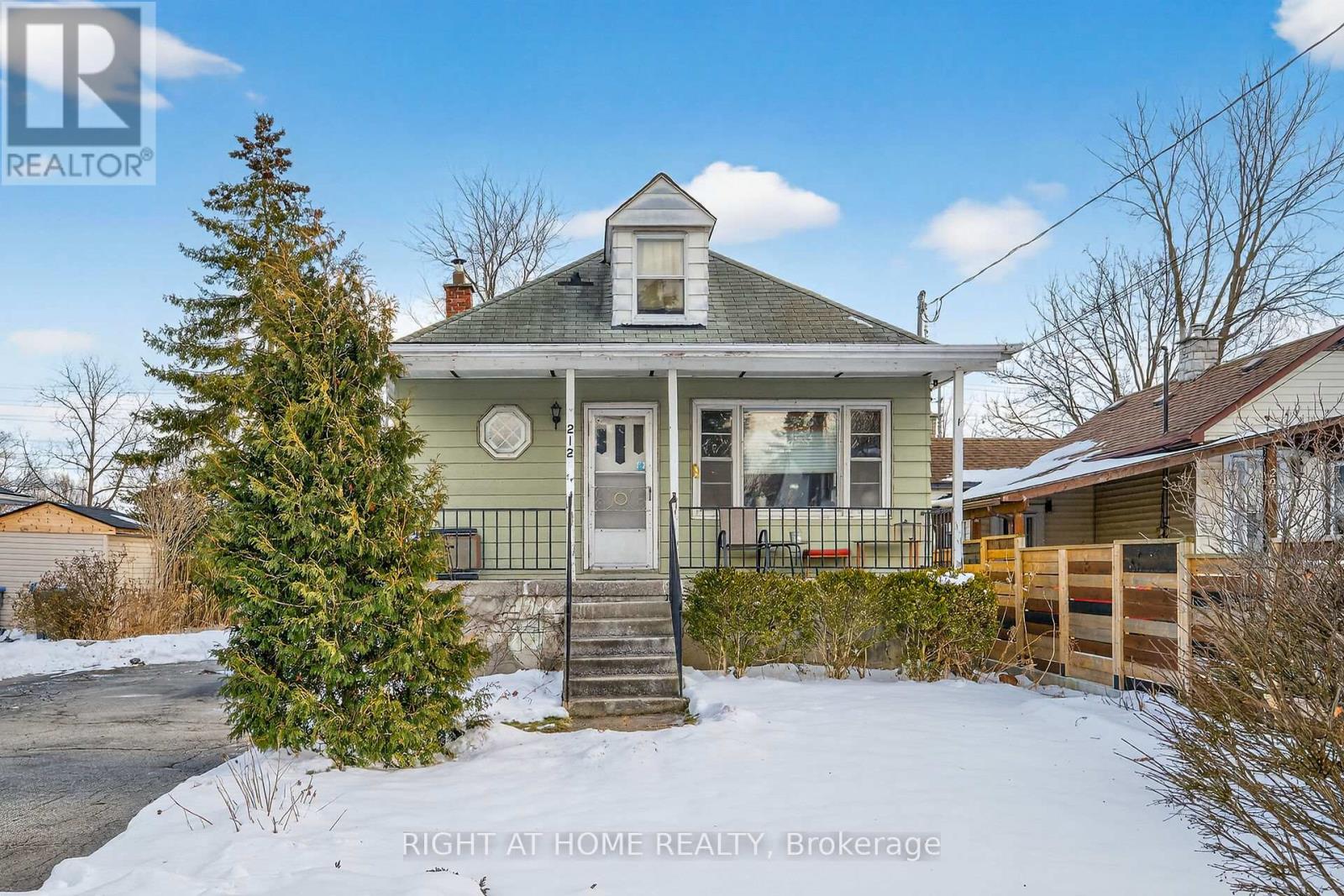 <div class="slider-price">$764,900</div><p>212 Troy Street, Mississauga, Ontario</p>