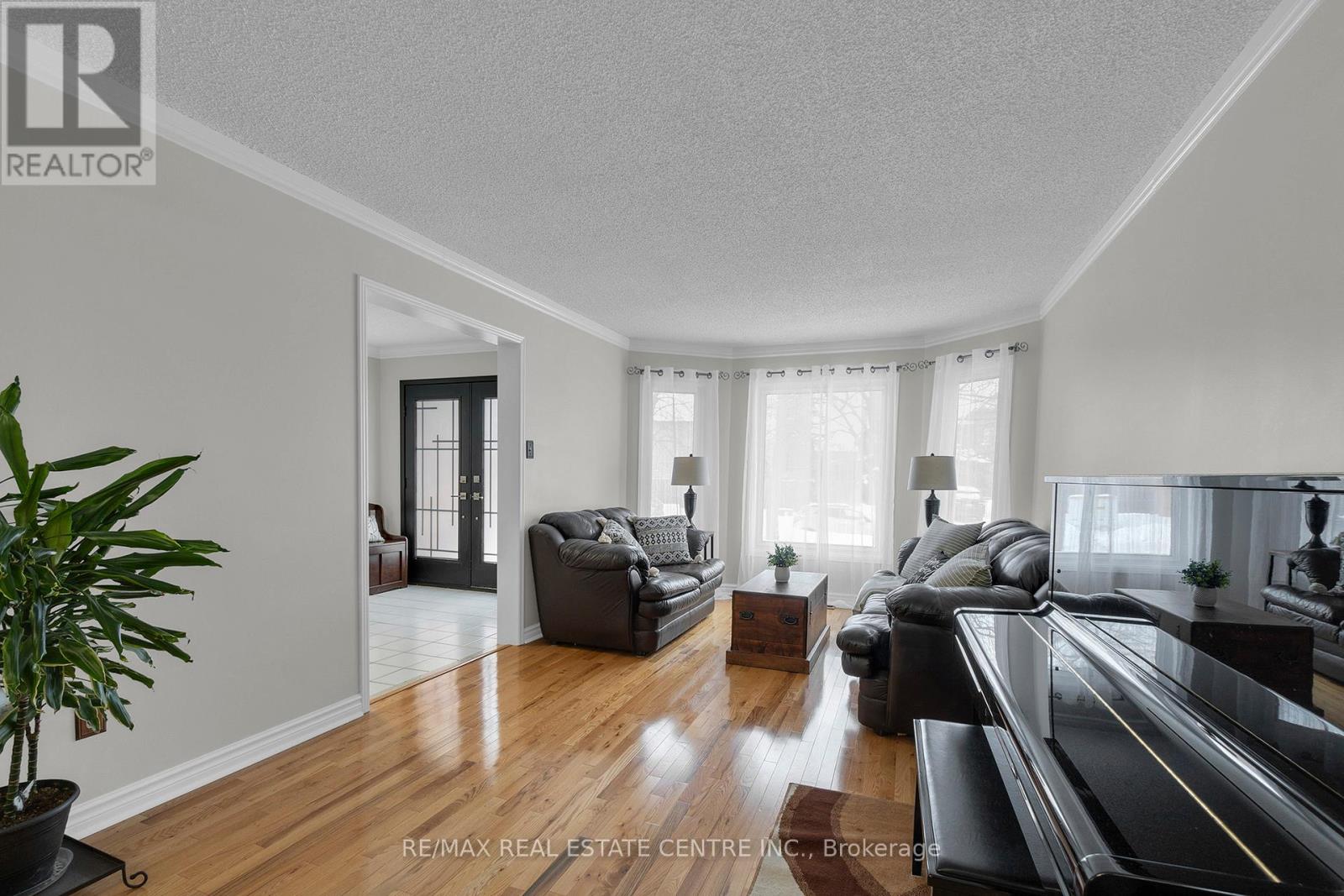38 Sapphire Crescent, Brampton, Ontario  L6Z 4M4 - Photo 6 - W12716056