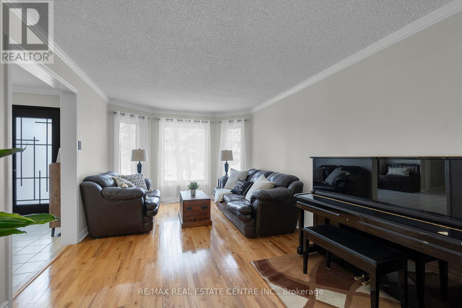 38 Sapphire Crescent, Brampton, Ontario  L6Z 4M4 - Photo 7 - W12716056