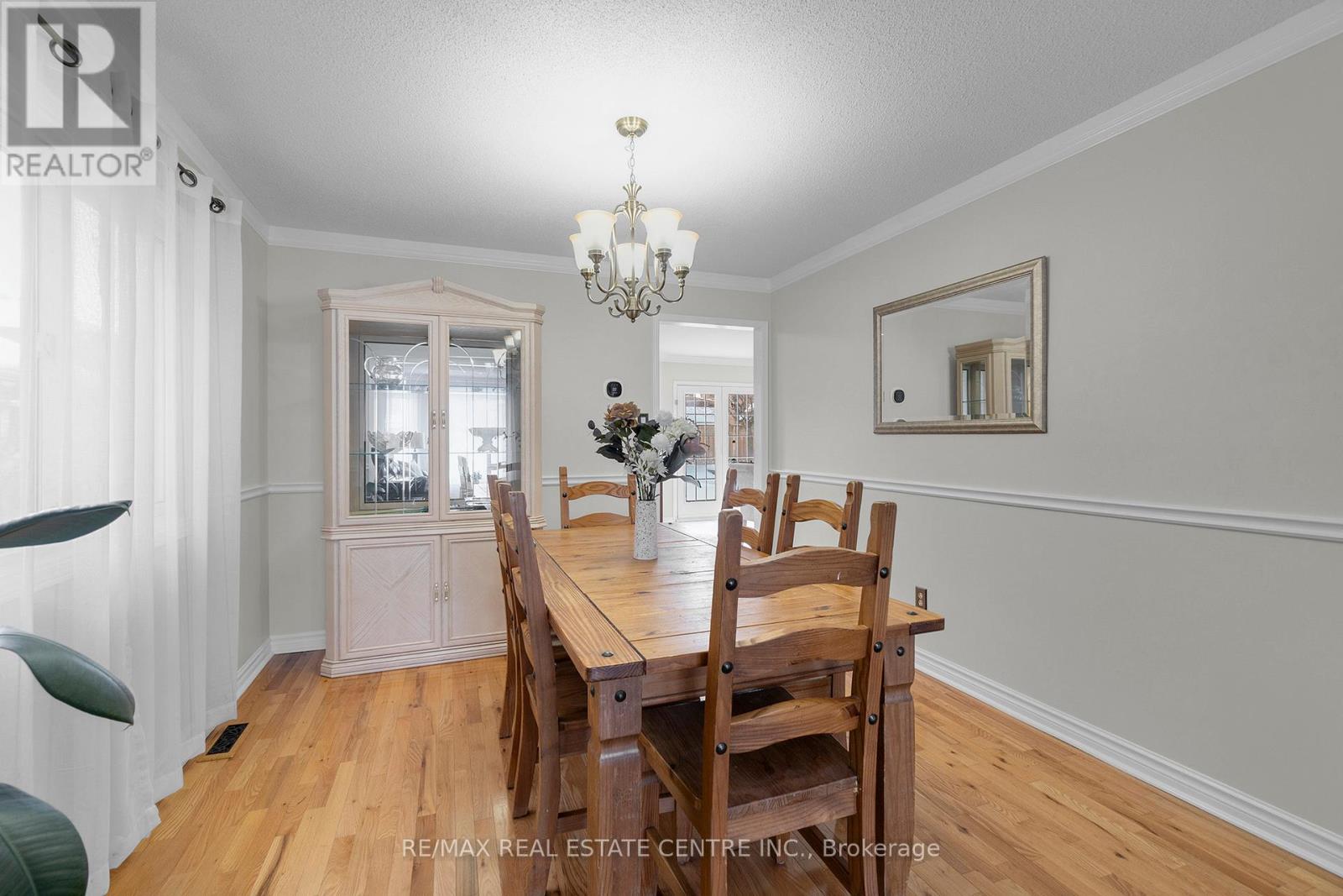 38 Sapphire Crescent, Brampton, Ontario  L6Z 4M4 - Photo 9 - W12716056