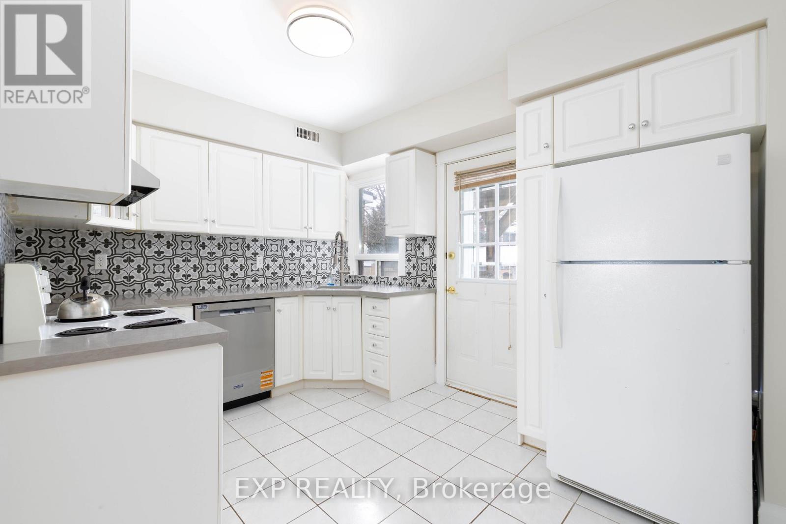 137 Bastedo Avenue, Toronto, Ontario  M4C 3N2 - Photo 5 - E12716100