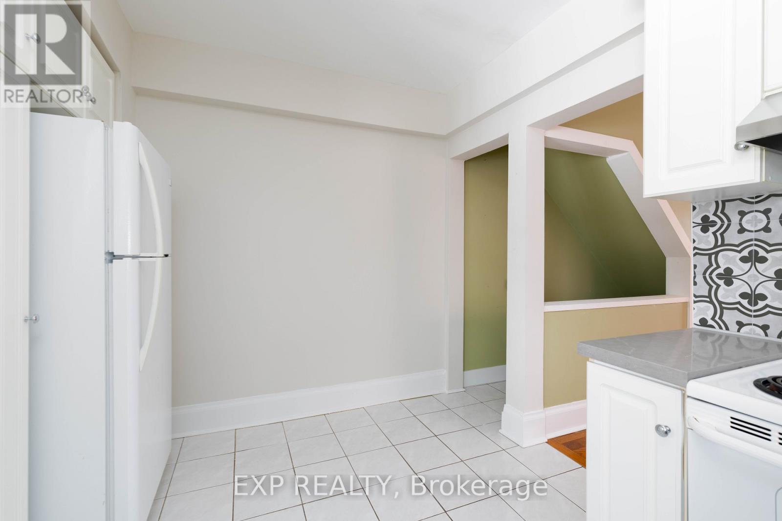 137 Bastedo Avenue, Toronto, Ontario  M4C 3N2 - Photo 6 - E12716100