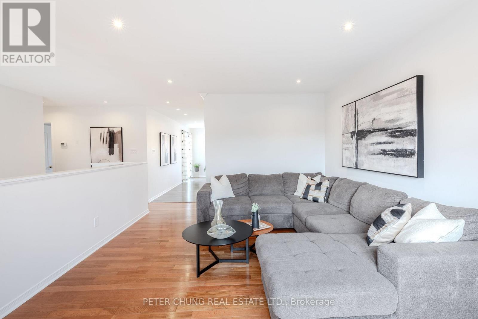 7 Veseli Court, Bradford West Gwillimbury, Ontario  L3Z 3C3 - Photo 4 - N12716072