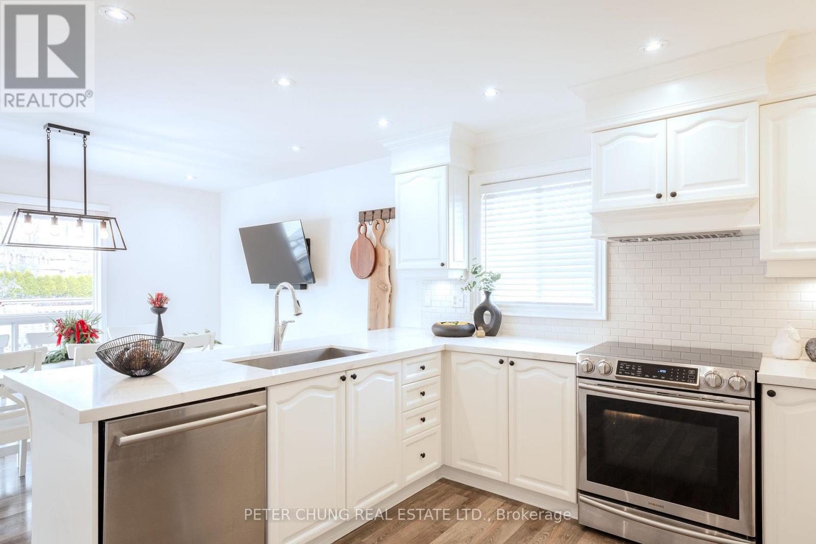 7 Veseli Court, Bradford West Gwillimbury, Ontario  L3Z 3C3 - Photo 9 - N12716072