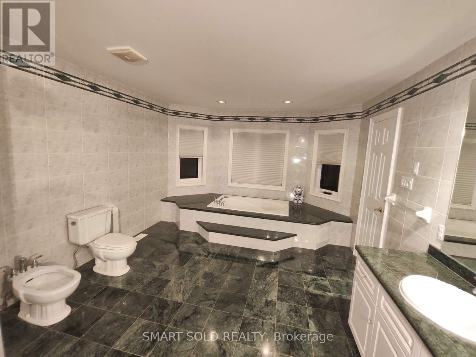 67 Chantilly Crescent, Richmond Hill, Ontario  L4C 0K1 - Photo 8 - N12716088