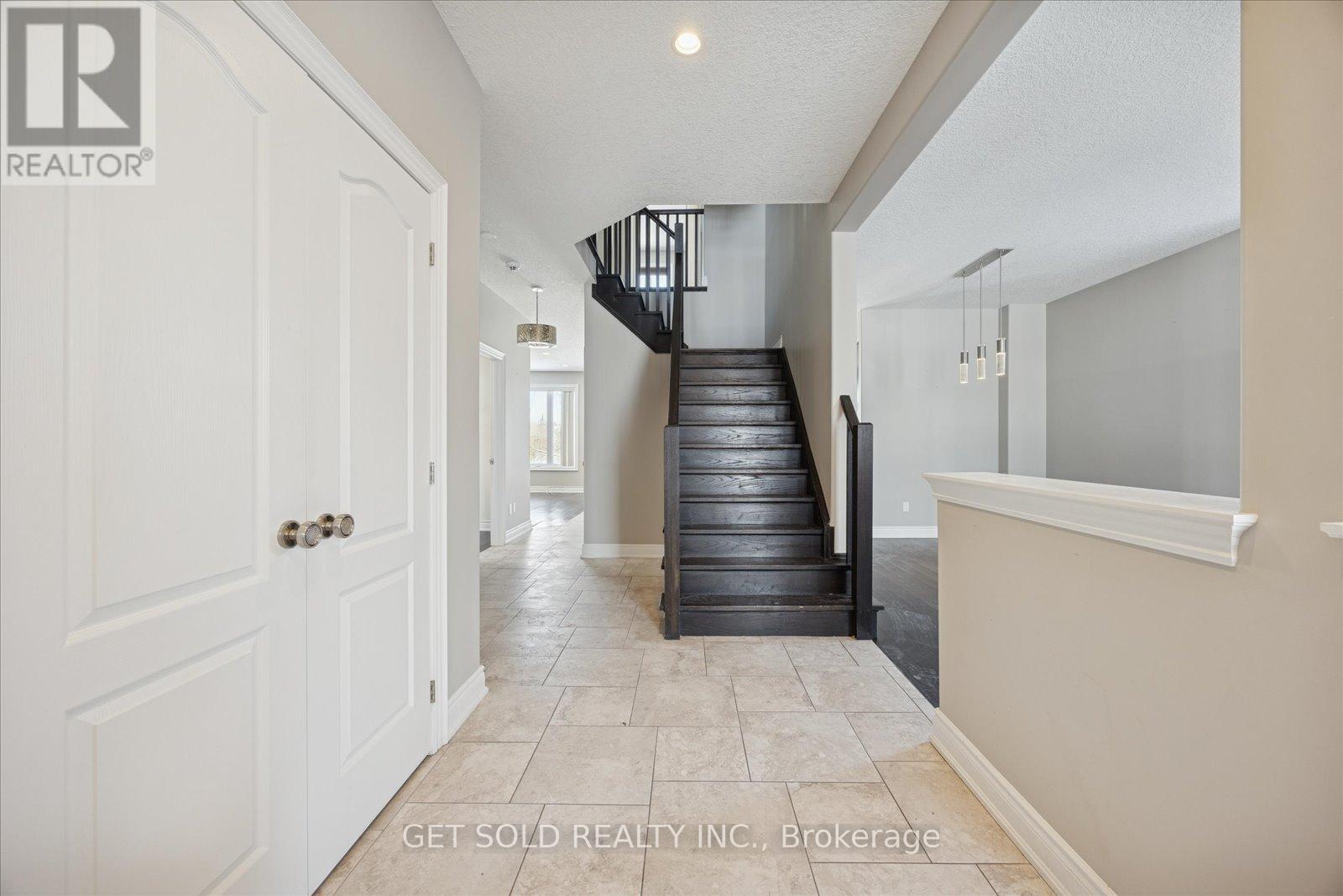 35 Marta Crescent, Barrie, Ontario  L4N 3N6 - Photo 5 - S12716134