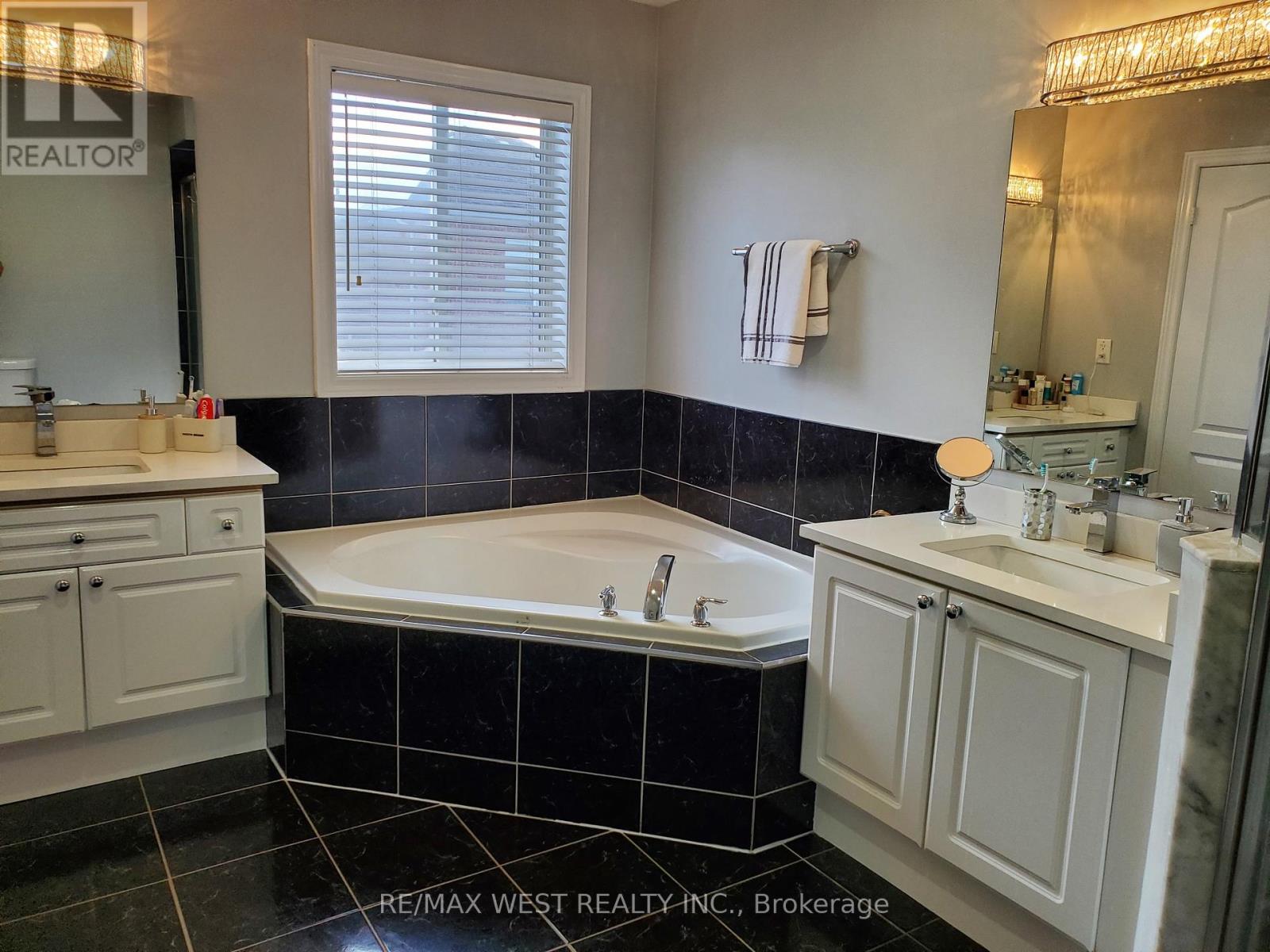 63 Village Lake Crescent, Brampton, Ontario  L6S 6K6 - Photo 12 - W12713482