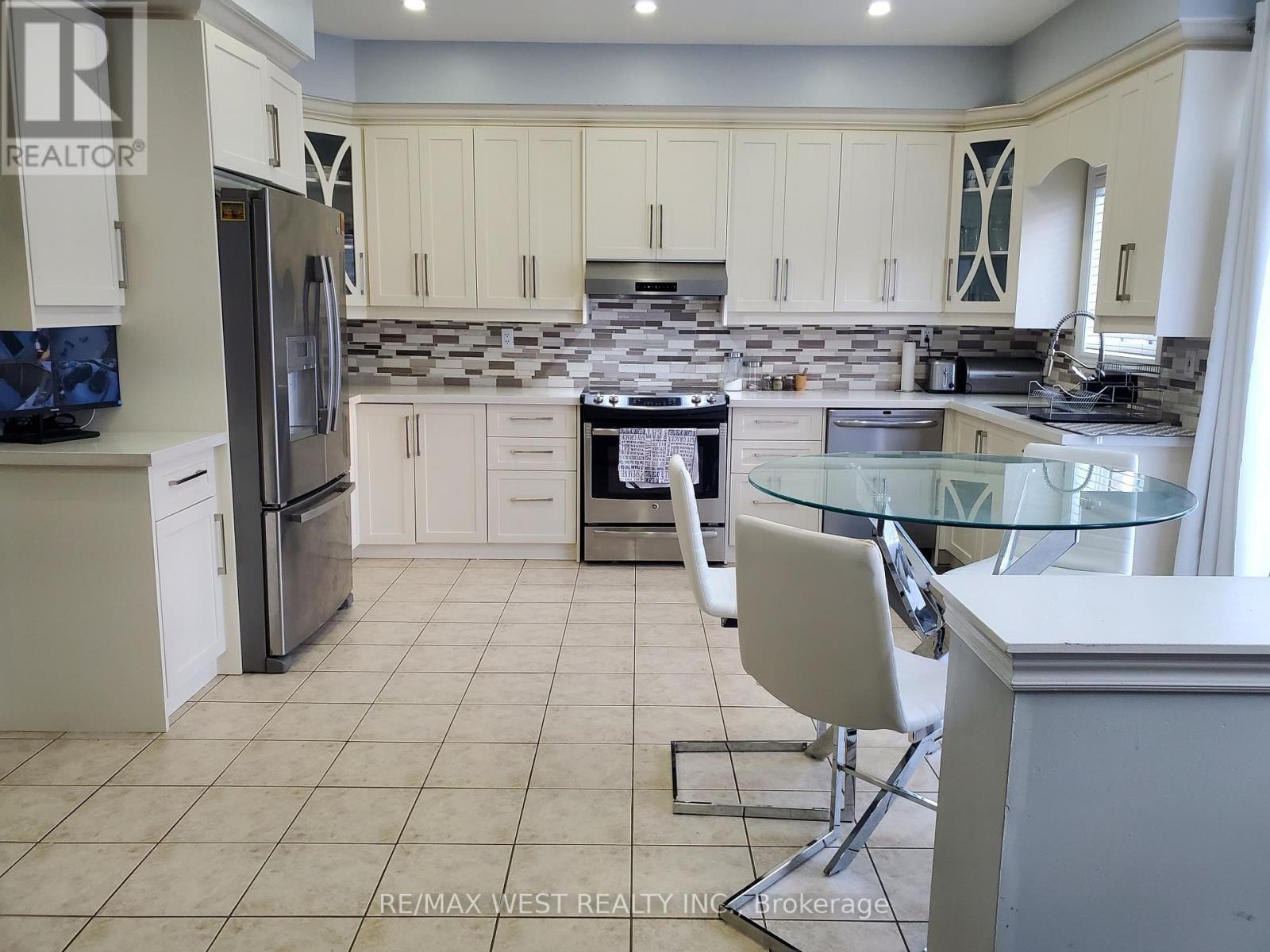 63 Village Lake Crescent, Brampton, Ontario  L6S 6K6 - Photo 2 - W12713482