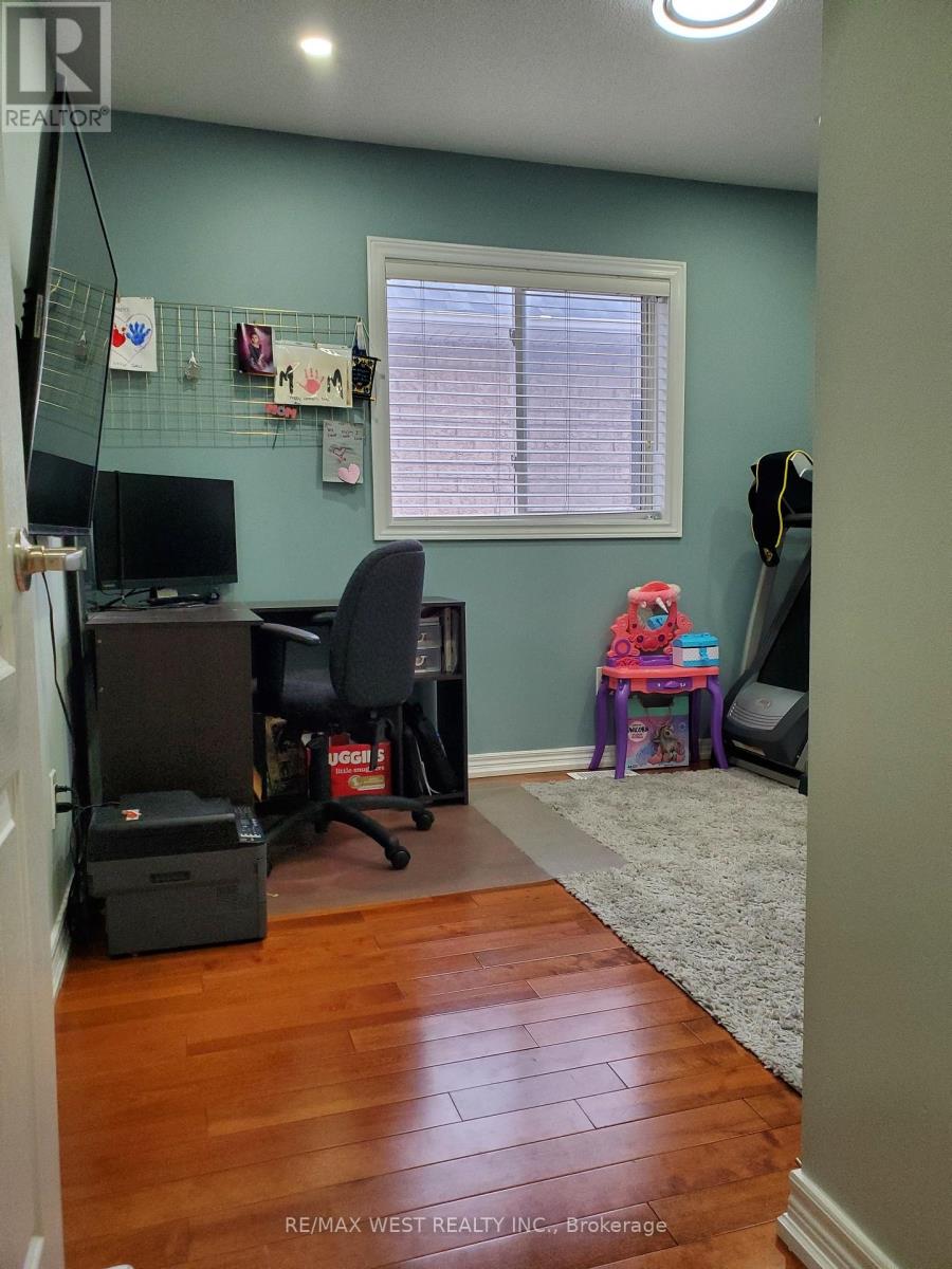 63 Village Lake Crescent, Brampton, Ontario  L6S 6K6 - Photo 22 - W12713482