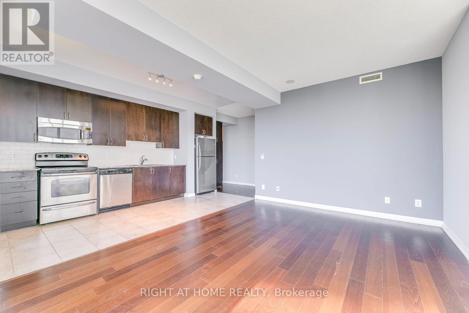 802 - 223 Webb Drive, Mississauga, Ontario  L5B 0E8 - Photo 17 - W12716058