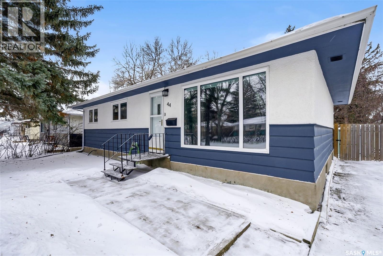 44 Falcon Bay, Regina, Saskatchewan  S4S 4L9 - Photo 2 - SK027137