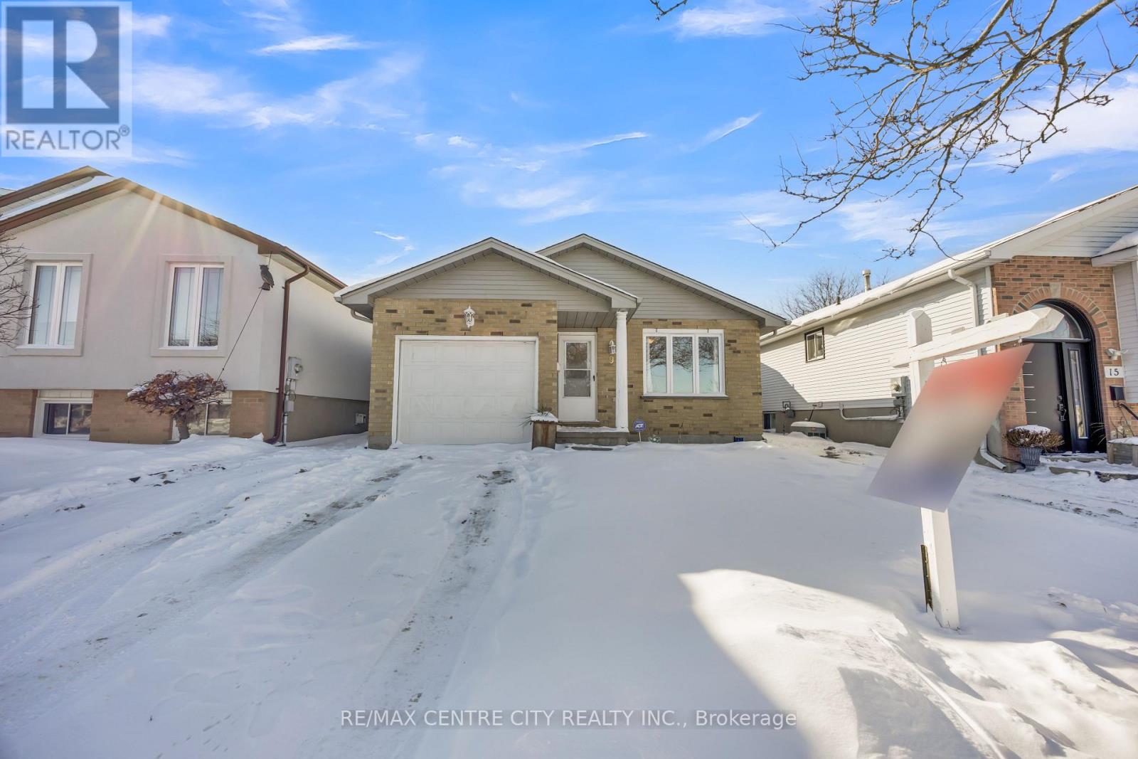 9 Gerald Crescent, London South, Ontario  N5Z 5A3 - Photo 2 - X12716160