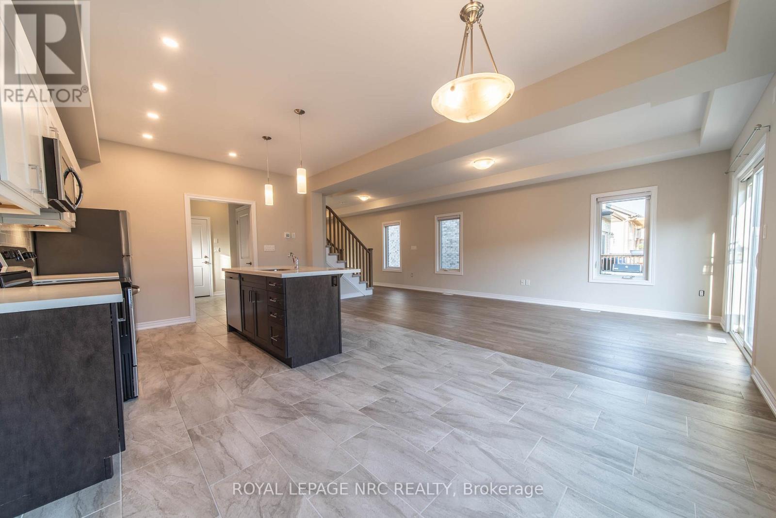 1217 Uppers Lane, Thorold, Ontario  L0S 1A0 - Photo 6 - X12716148