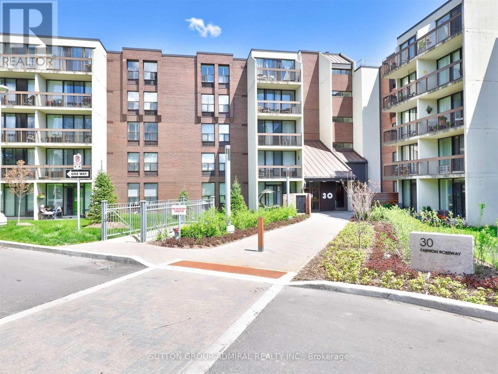 <div class="slider-price">$2,800 Monthly</div><p>501 - 30 Fashion Roseway, Toronto, Ontario</p>